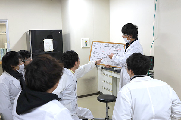 大学生の研究風景